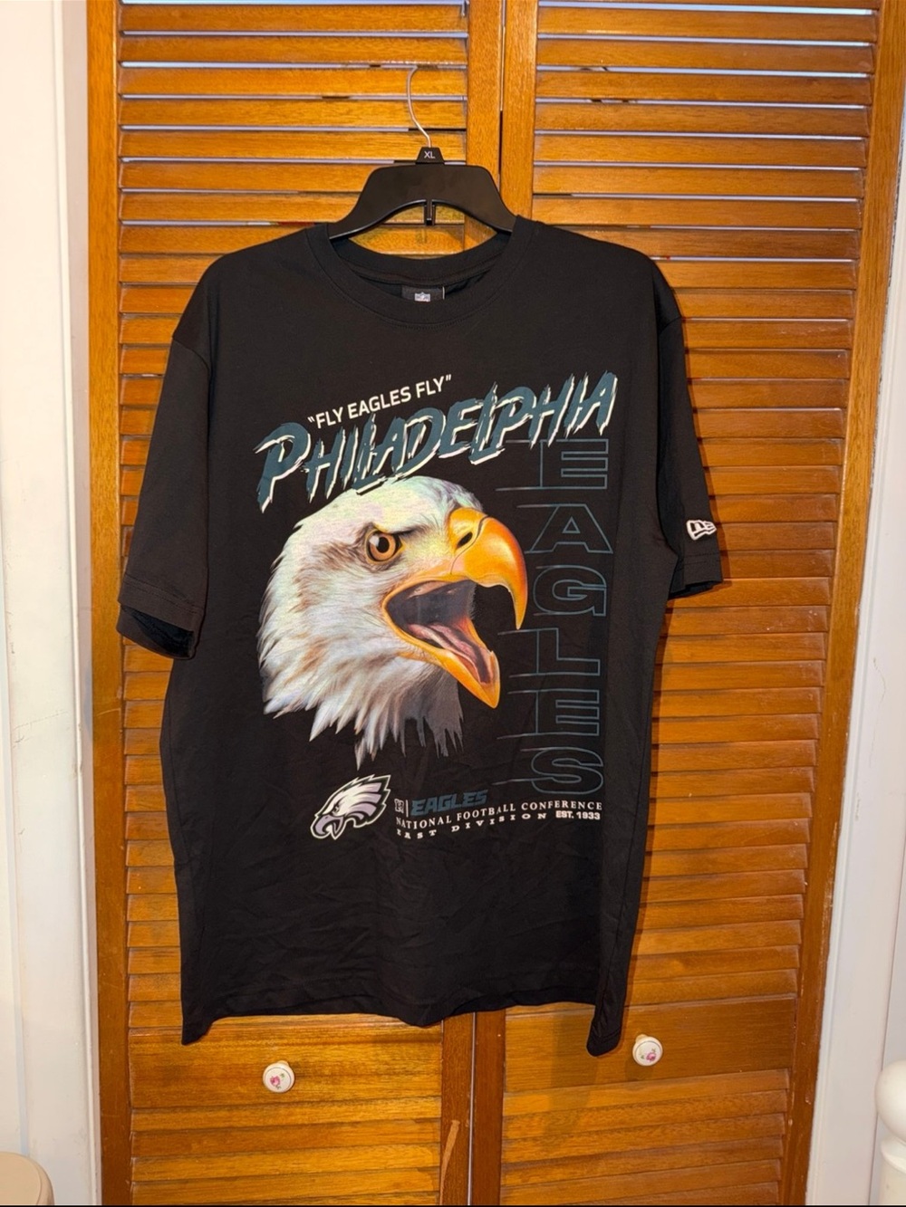 Philadelphia Eagles New Era Mens Short Sleeve Shirt. Size Medium (NWTS)